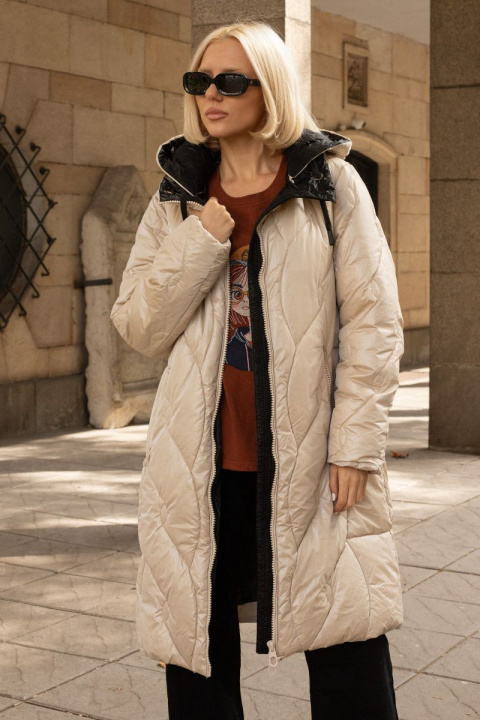Дамско зимно яке в цвят шампанско с черна подплата и сваляща се качулка