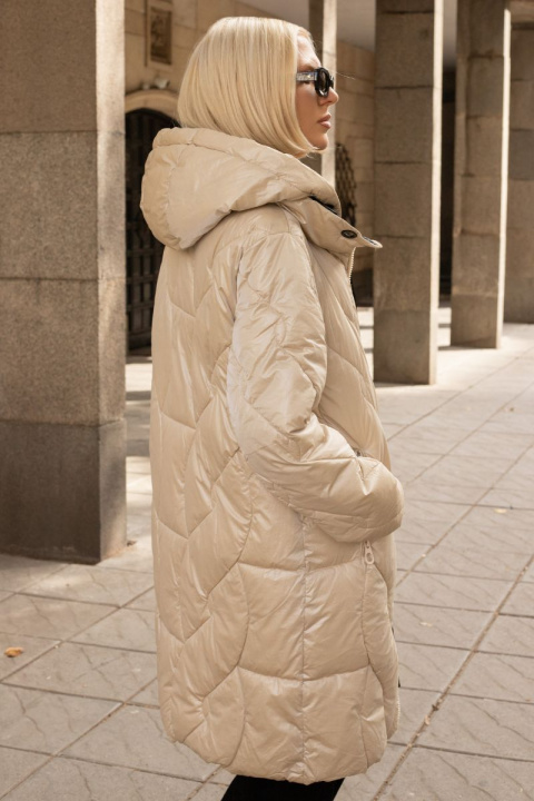 Дамско зимно яке в цвят шампанско с черна подплата и сваляща се качулка