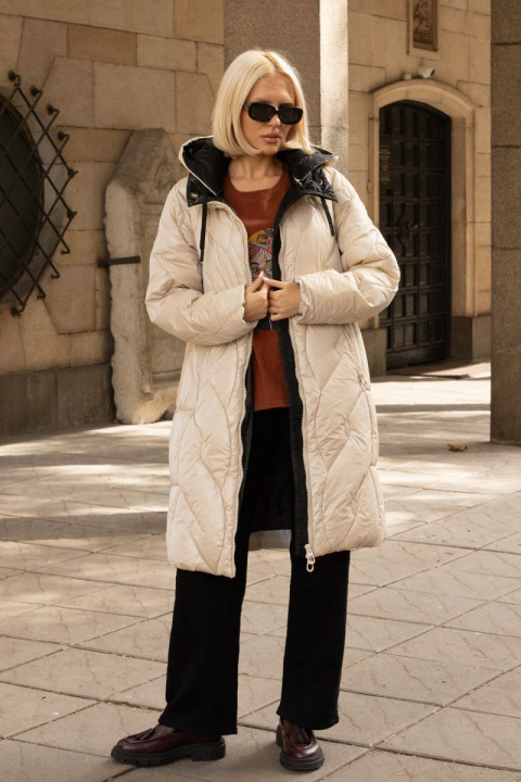 Дамско зимно яке в цвят шампанско с черна подплата и сваляща се качулка