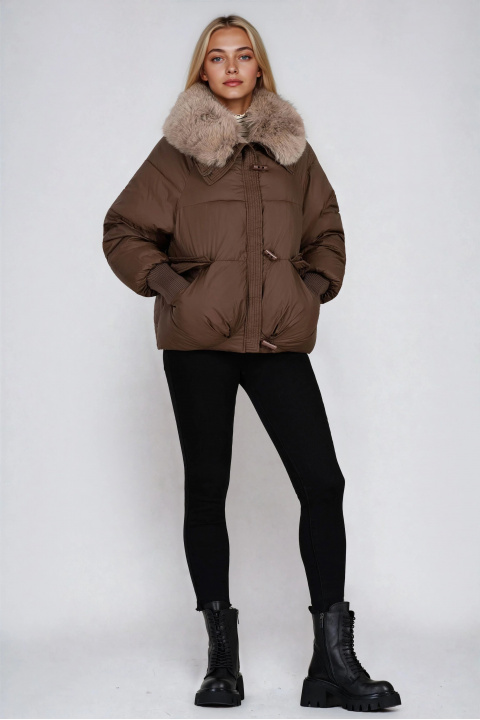 Дамско зимно яке в кафяво със сваляща се пухена яка