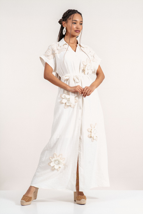 Дълга рокля в цвят екрю с рязана бродерия, 3Д цветя и колан в талията