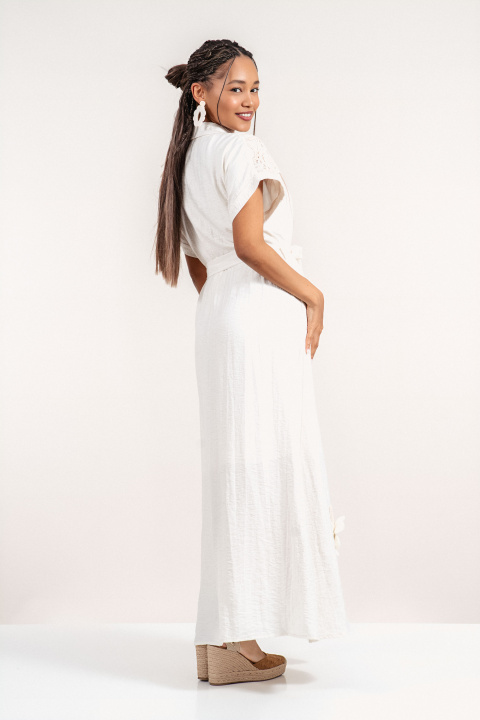 Дълга рокля в цвят екрю с рязана бродерия, 3Д цветя и колан в талията