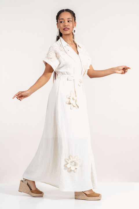 Дълга рокля в цвят екрю с рязана бродерия, 3Д цветя и колан в талията