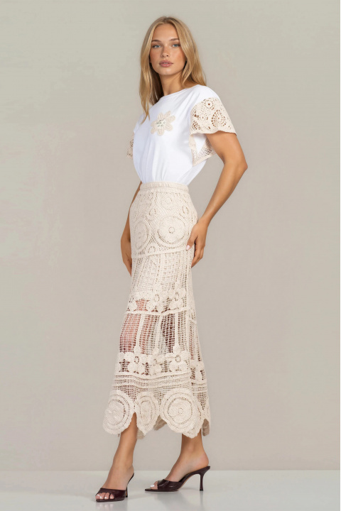 Дълга бежова пола с ефектна плетена дантела