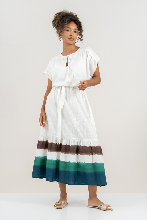 Дълга индийска рокля от памук в бяло с кафяви сини и зелени ленти в края