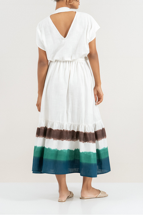 Дълга индийска рокля от памук в бяло с кафяви сини и зелени ленти в края