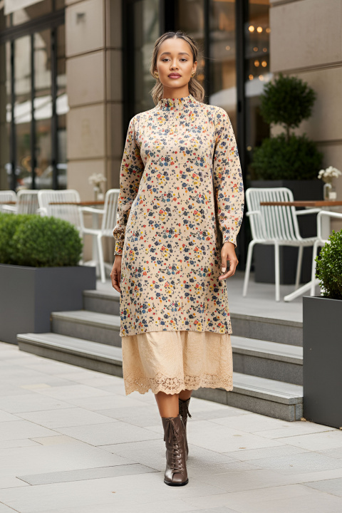 Дълга оувърсайз рокля в бежово със ситен флорален принт