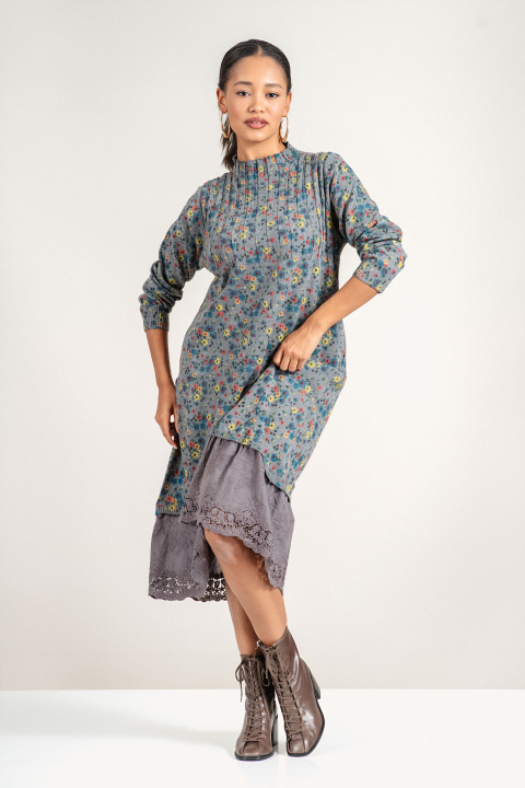 Дълга оувърсайз рокля в гълъбово синьо със ситен флорален принт