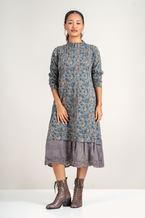 Дълга оувърсайз рокля в гълъбово синьо със ситен флорален принт