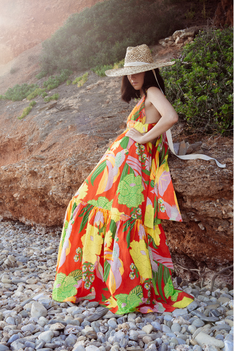 Дълга индийска рокля от памук с цветен летен принт и интересен гръб