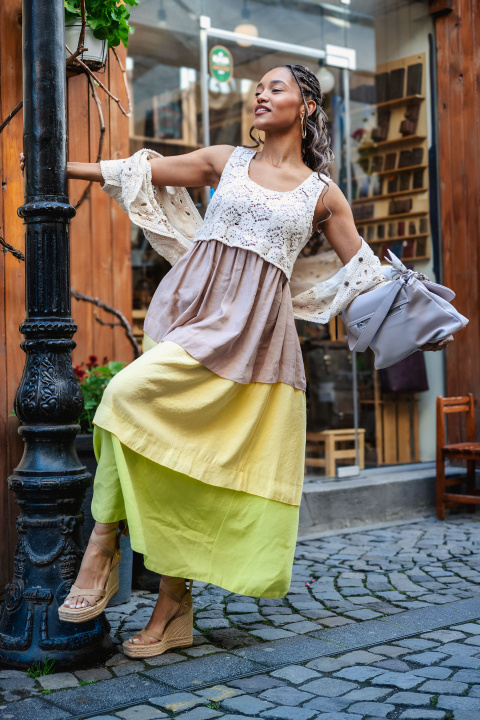 Дълга рокля с многослоен дизайн и свободна кройка