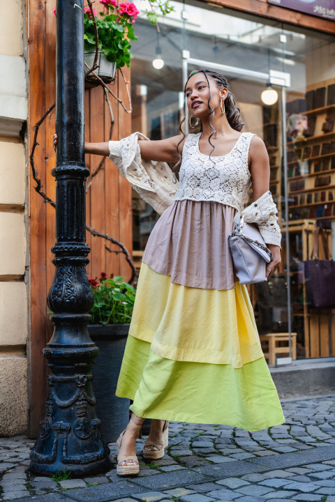 Дълга рокля с многослоен дизайн и свободна кройка