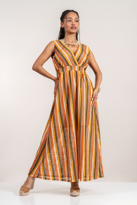 Дълга рокля с остро деколте, многоцветен принт и свободна линия