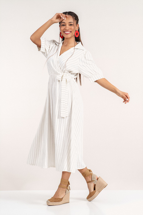 Дълга рокля в цвят екрю с дискретно райе и връзка в талията