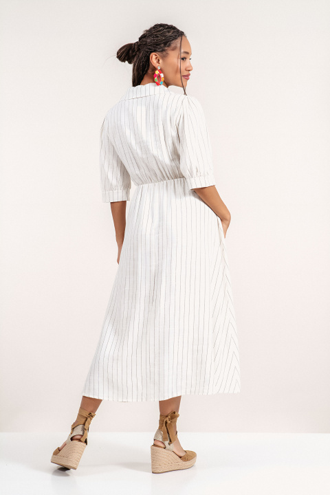 Дълга рокля в цвят екрю с дискретно райе и връзка в талията