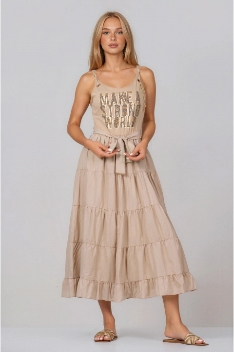 Дълга рокля в светлокафяво с тънки презрамки, колан и надпис