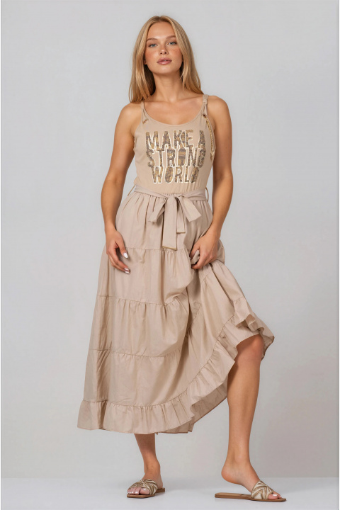 Дълга рокля в светлокафяво с тънки презрамки, колан и надпис
