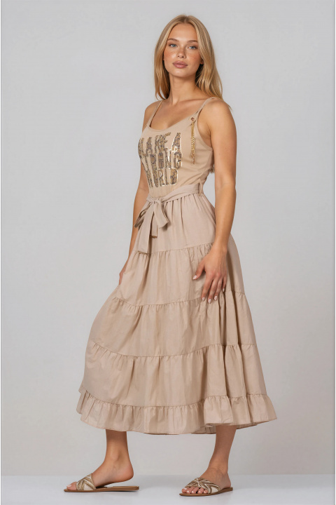 Дълга рокля в светлокафяво с тънки презрамки, колан и надпис