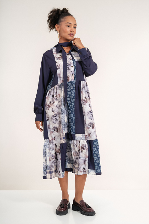 Дълга рокля в тъмносиньо със свободна кройка и пачуърк принт