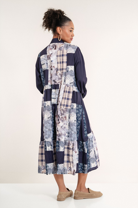 Дълга рокля в тъмносиньо със свободна кройка и пачуърк принт