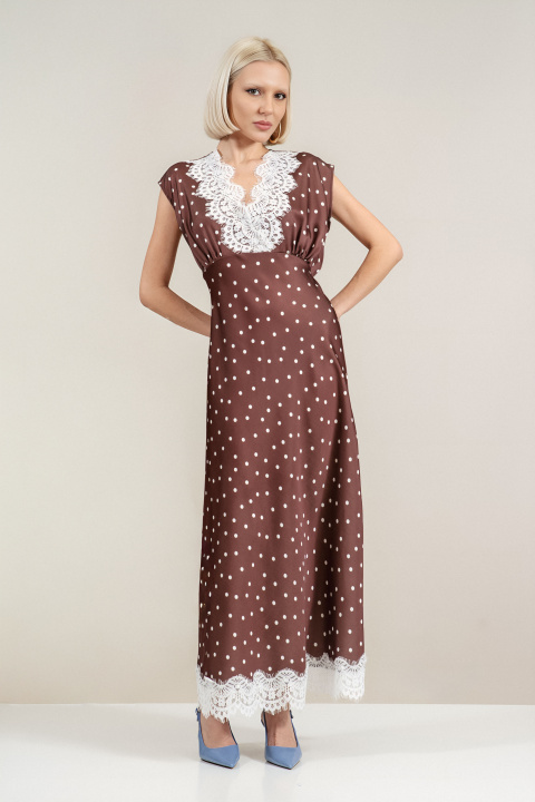 Дълга сатенирана рокля в кафяво с принт бели топки и дантела по деколтето