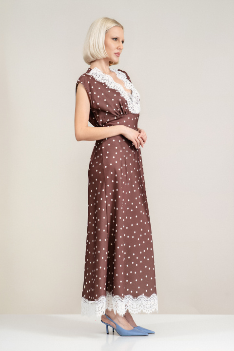 Дълга сатенирана рокля в кафяво с принт бели топки и дантела по деколтето