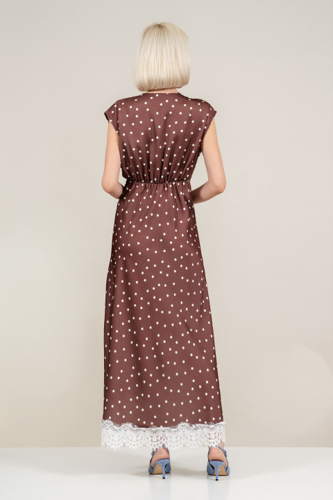 Дълга сатенирана рокля в кафяво с принт бели топки и дантела по деколтето