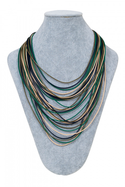 Ефектно многопластово колие в преобладаващ зелен цвят