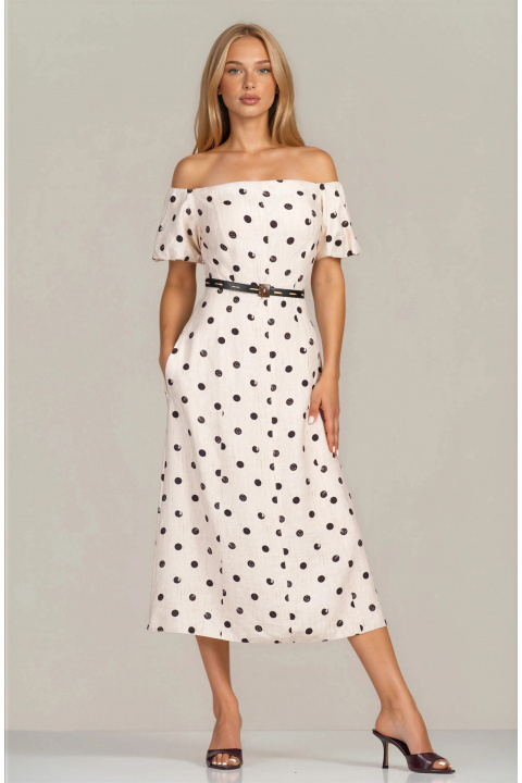 Елегантна миди бутикова рокля в светлобежово с паднало рамо и принт черни точки