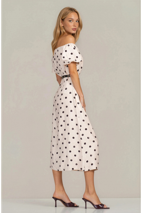 Елегантна миди бутикова рокля в светлобежово с паднало рамо и принт черни точки