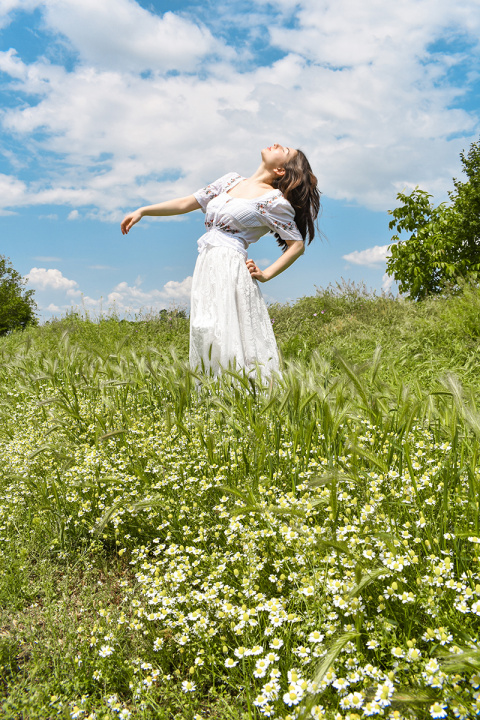 Дамска пола в бяло с богата рязана дантела