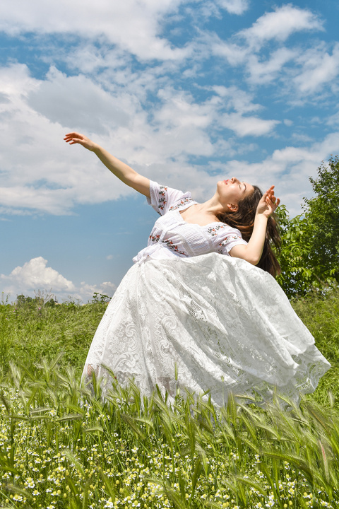 Дамска пола в бяло с богата рязана дантела