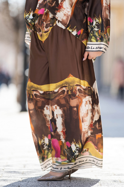 Макси сатениран комплект в кафяво с артистиччен принти свободна кройка