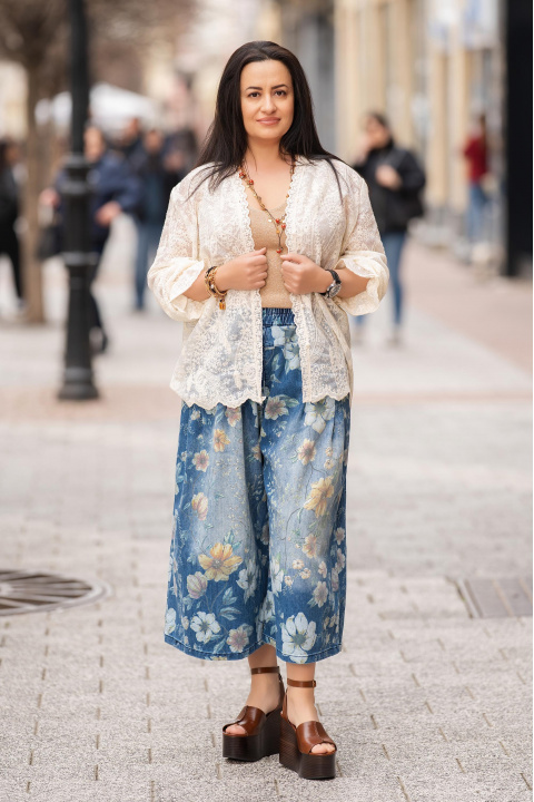 МАКИ жилетка в цвят екрю с дантела и флорална бродерия