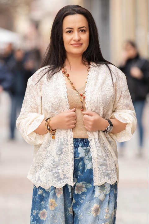 МАКИ жилетка в цвят екрю с дантела и флорална бродерия