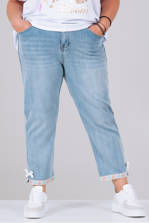 МАКСИ еластични 7/8 дънки в светлосиньо с панделки в края