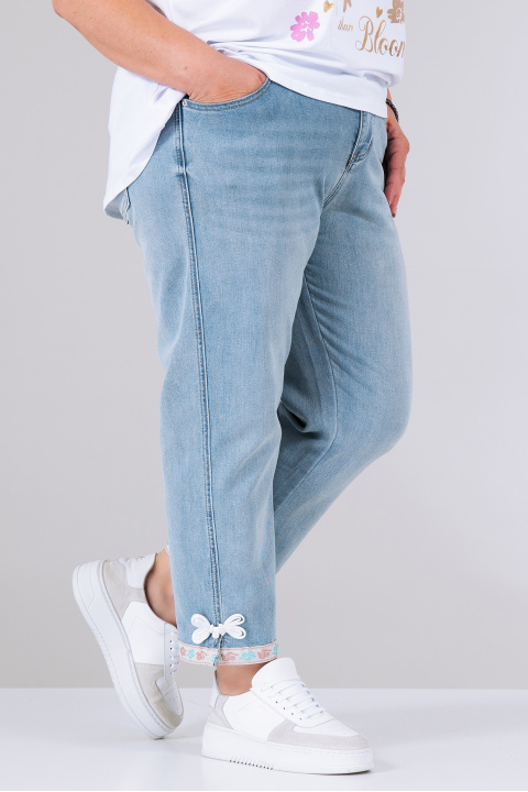 МАКСИ еластични 7/8 дънки в светлосиньо с панделки в края