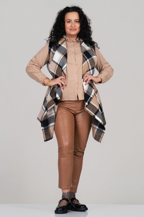 МАКСИ асиметричен елек в бежово без закопчаване с кариран принт