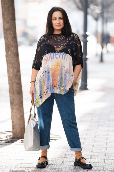 Макси блуза от фино плетиво с цветен надпис и ефектен дизайн