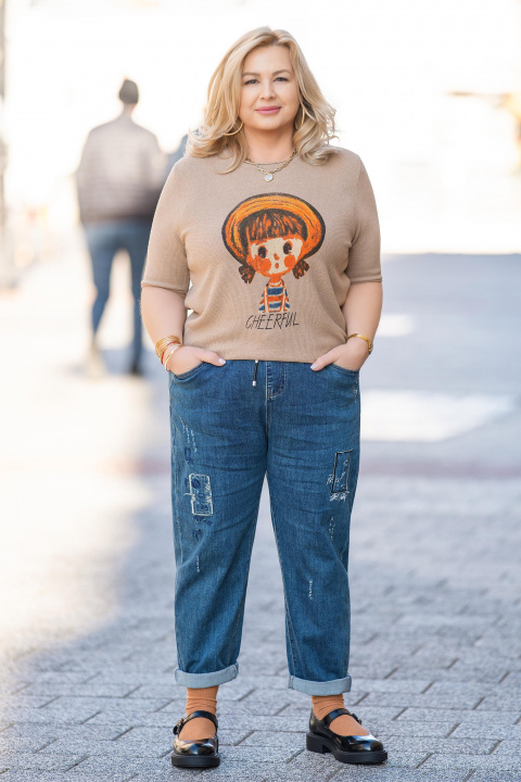 МАКСИ блуза от фино плетиво в бежово с щампа момиче с шапка