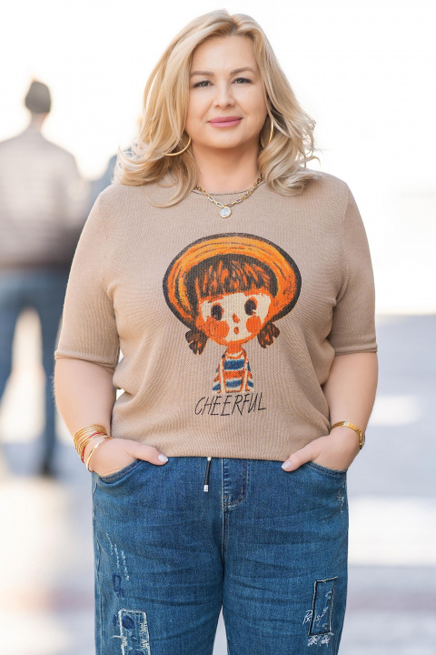 МАКСИ блуза от фино плетиво в бежово с щампа момиче с шапка