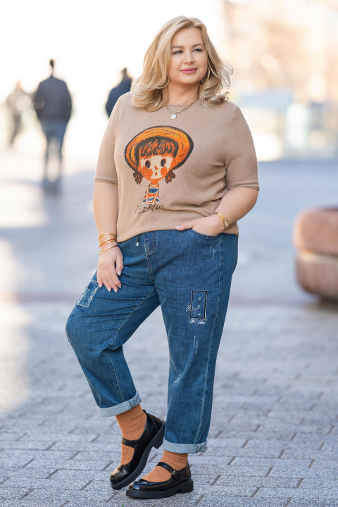 МАКСИ блуза от фино плетиво в бежово с щампа момиче с шапка