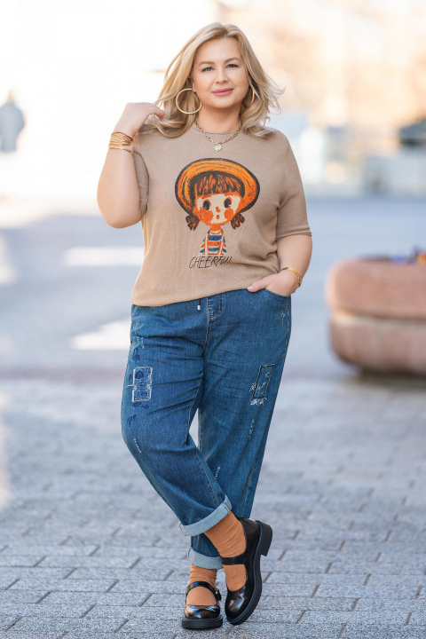 МАКСИ блуза от фино плетиво в бежово с щампа момиче с шапка