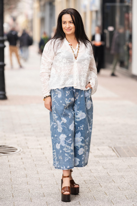 Макси блуза от памук в бяло с бродерия и качулка