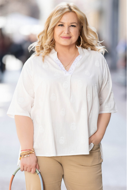 Макси блуза от памук в бяло с релефни флорални мотиви и свободна кройка