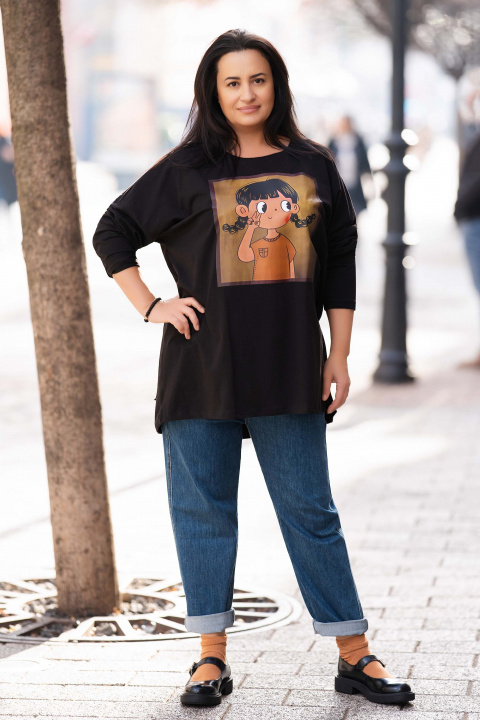 МАКСИ блуза от памук в черно с щампа момиче с две плитки и заден джоб