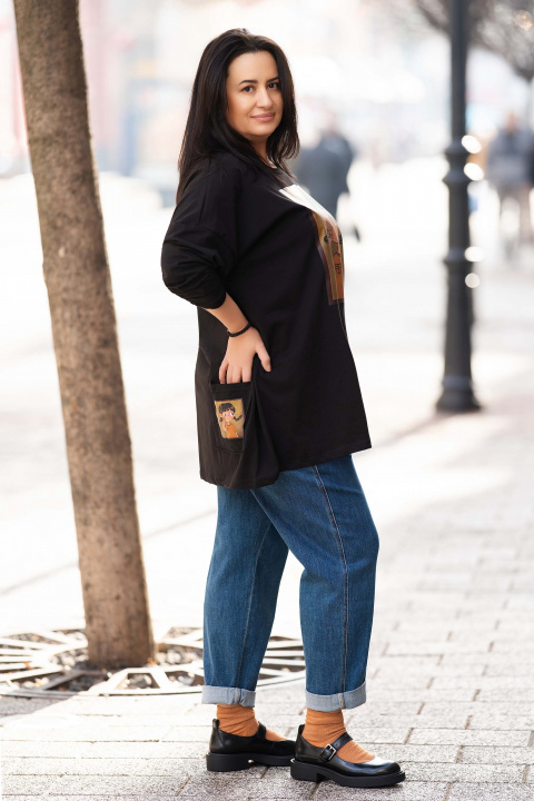 МАКСИ блуза от памук в черно с щампа момиче с две плитки и заден джоб