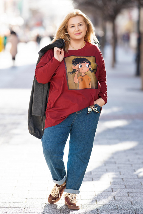 МАКСИ блуза от памук в цвят марсала с щампа момиче с две плитки и заден джоб