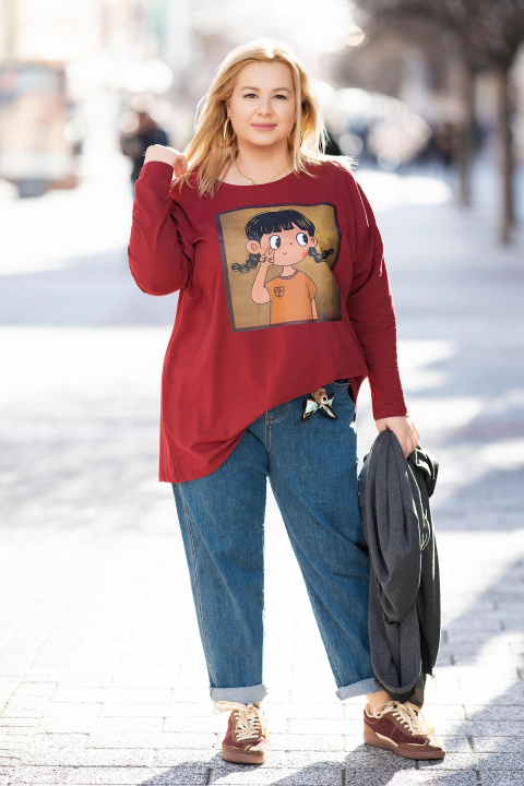 МАКСИ блуза от памук в цвят марсала с щампа момиче с две плитки и заден джоб