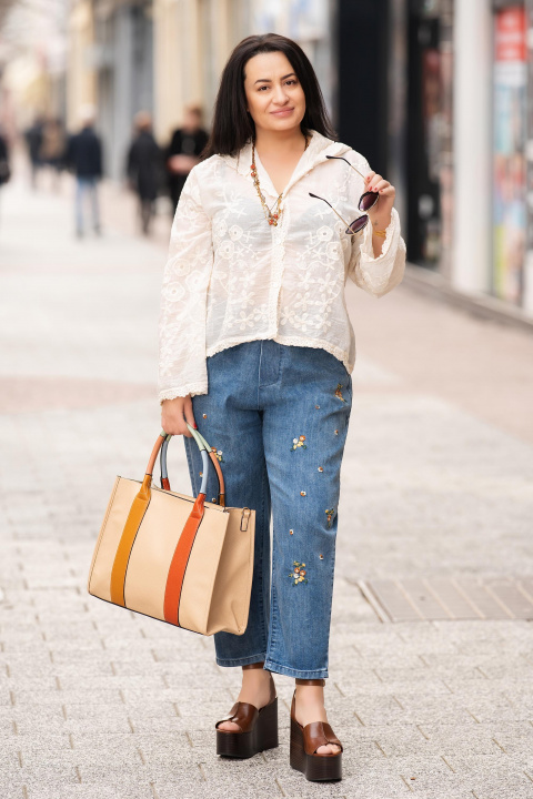 Макси блуза от памук в цвят екрю с бродерия и качулка